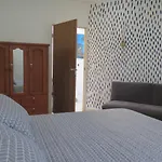CASA DE LAS FLORES. Habitación con baño privado